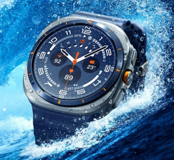 Galaxy Watch Ultra 2025 em cenário de onda do mar; smartwatch de alto desempenho para esportes outdoor em 2026.