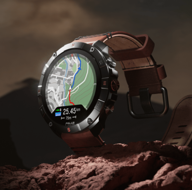 Polar Grit X2 Pro Titan em cenário de terra e montanha; smartwatch de alto desempenho para esportes outdoor em 2026.